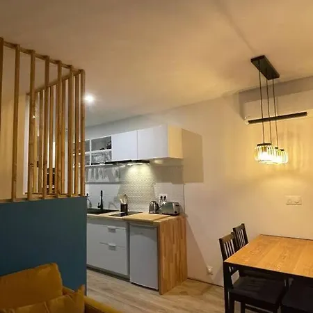 Mini En Bord De Avec Espace Exterieur בורגו