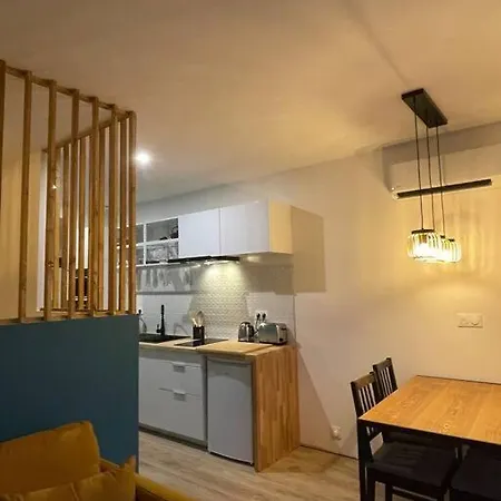Mini En Bord De Avec Espace Exterieur 보르고