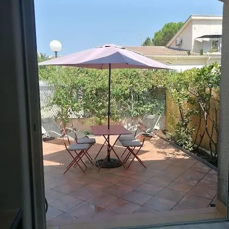 Mini En Bord De Avec Espace Exterieur 보르고
