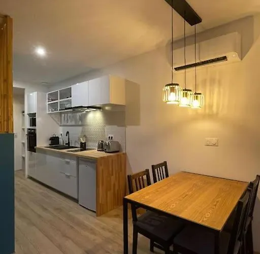 Mini En Bord De Avec Espace Extérieur * Borgo (Corsica)